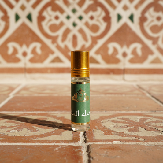 Perfume Duah Al Jannat estilo andalusí sobre azulejos marroquíes con ambiente cálido artesanal