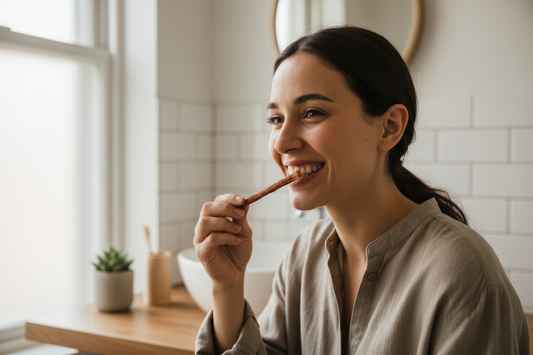 Persona usando palo Miswak natural - Cepillo dientes tradicional árabe higiene bucal
