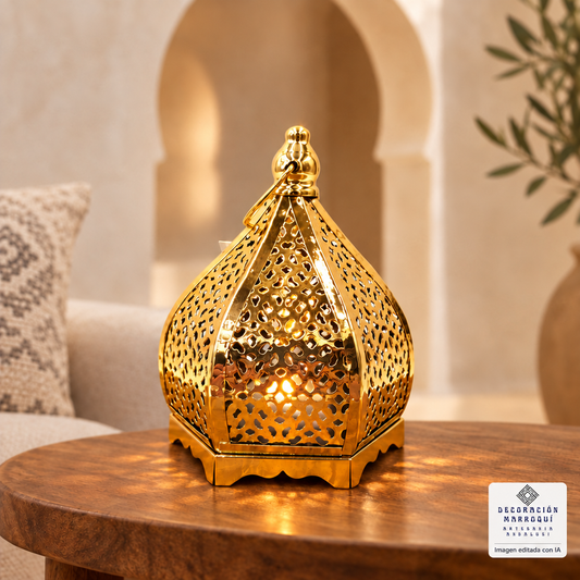Farolillo dorado Kubba con vela LED sobre una mesa en un ambiente de inspiración árabe
