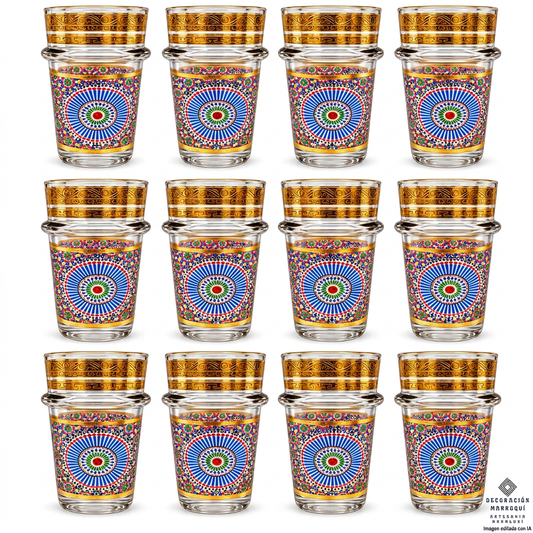 Pack de 12 vasos de té de 100 ml con mosaico multicolor y cenefas doradas sobre fondo blanco
