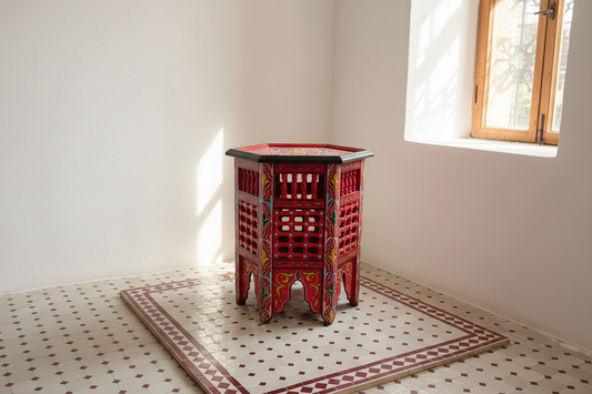 Mesa árabe hexagonal roja celosía en interior andalusí lifestyle decoración oriental