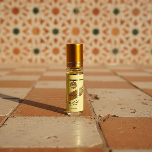 Perfume Oud Mood estilo andalusí sobre azulejos marroquíes con ambiente cálido artesanal