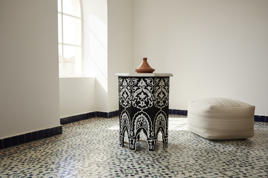 Mesa octogonal marroquí negra y blanca en interior andalusí lifestyle