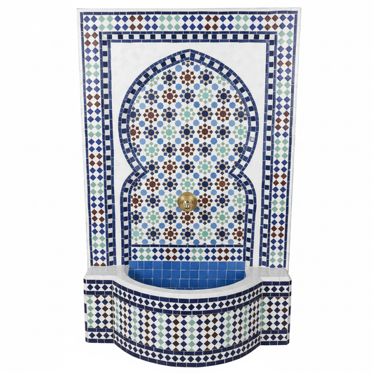 Fuente de mosaico zellige marroquí azul y blanco con arco de herradura y grifo de latón – fondo blanco