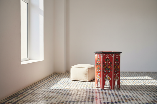 Mesa octogonal marroquí roja en interior andalusí lifestyle decoración oriental