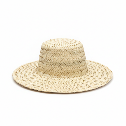 Sombrero hortelano marroquí de palma sobre fondo blanco, foto de producto para ecommerce