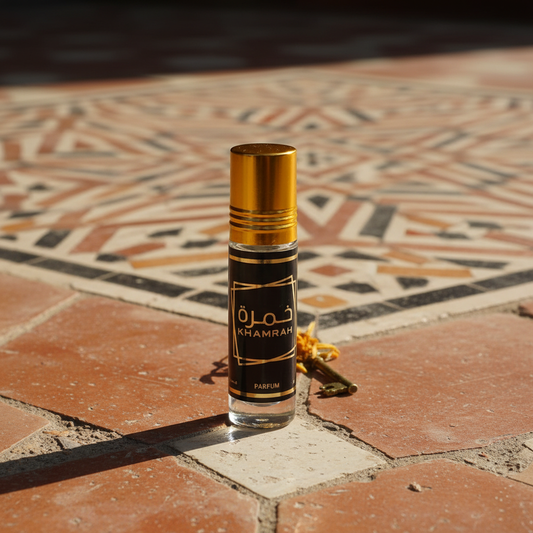 Perfume Khamrah estilo andalusí sobre azulejos marroquíes con ambiente cálido artesanal