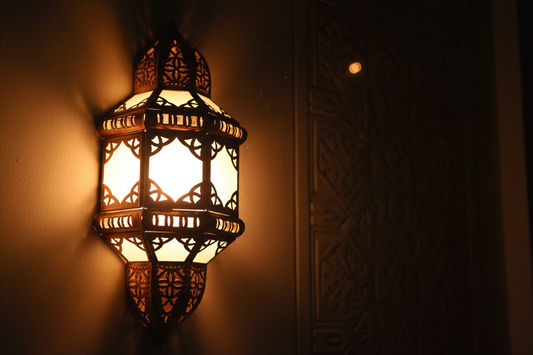 Aplique pantalla marroquí cobre blanco encendido noche - iluminación cálida ambiente