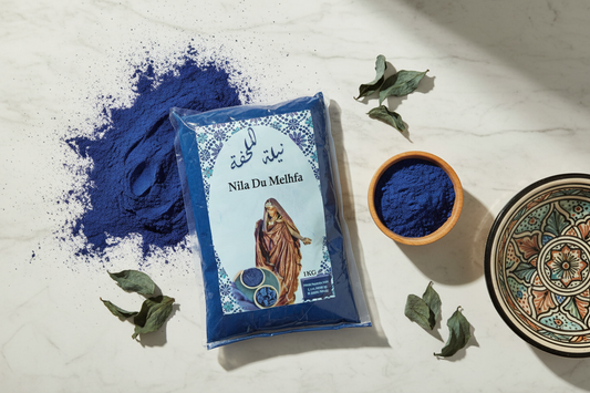 Polvo de nila índigo azul en cuenco marroquí - ritual hammam tradicional