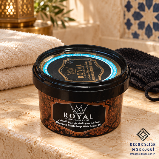 Jabón negro Beldi Royal con aceite de argán de 250 g en ambiente hammam. Accesorios no incluidos. Imagen editada con IA.