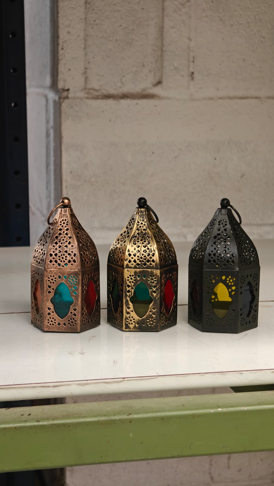 Fotografía original del pack de tres farolillos con cristales multicolor y acabados cobre envejecido, dorado envejecido y negro.