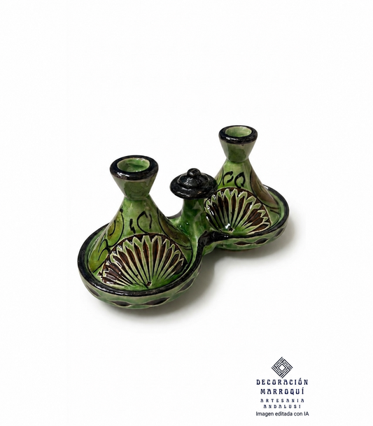 Especiero doble marroquí Eznein verde con dos tapas cónicas de cerámica labrada; imagen editada con IA.