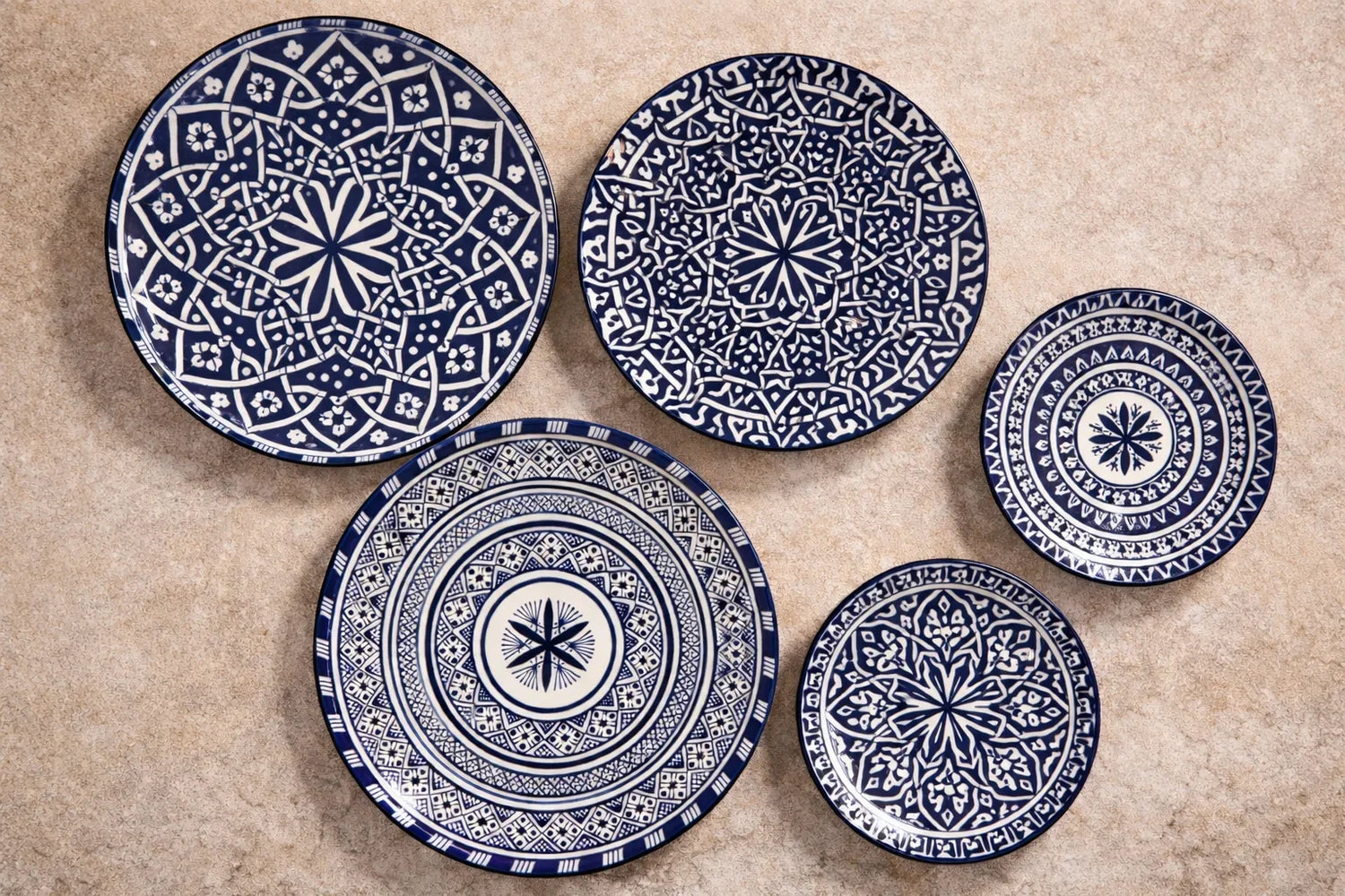 Cerámica marroquí artesanal con platos, tajines, cuencos y azulejos