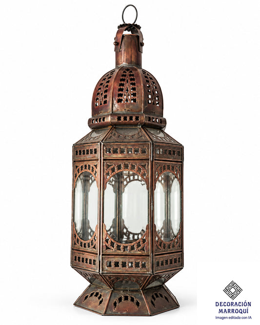 Farol hexagonal marroquí artesanal de Fez de 50 cm, acabado cobrizo envejecido, fondo blanco. Imagen editada con IA.