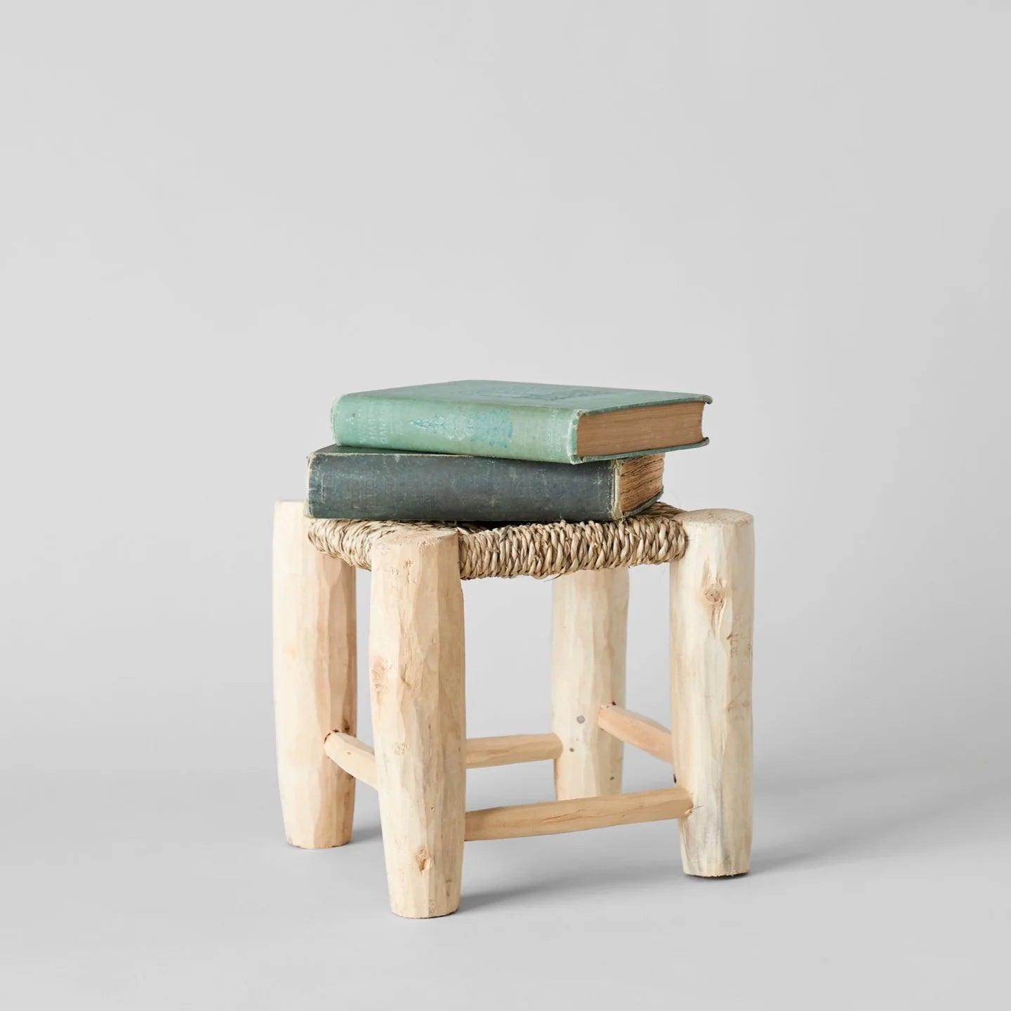 Tabouret artisanal en bois de citron et d'esparto - Style marocain rustique pour votre maison 