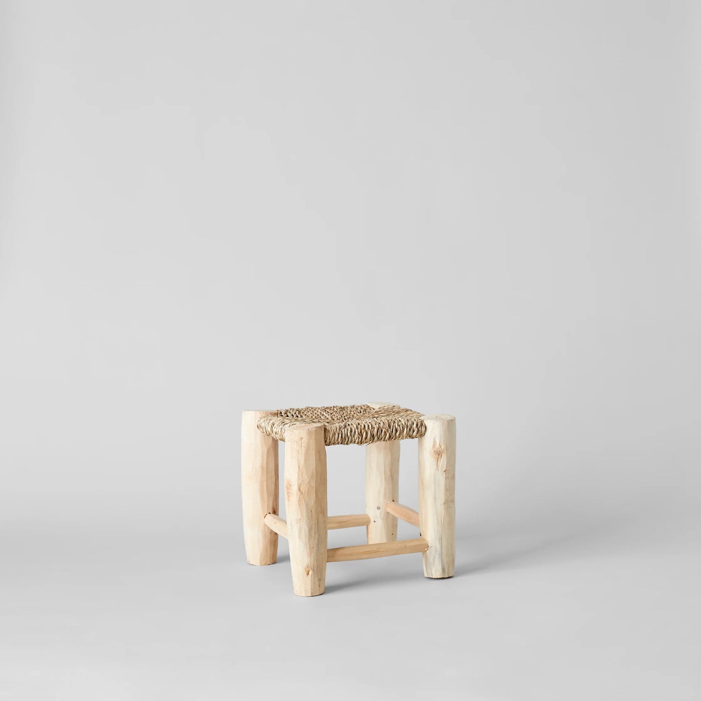 Tabouret artisanal en bois de citron et d'esparto - Style marocain rustique pour votre maison 