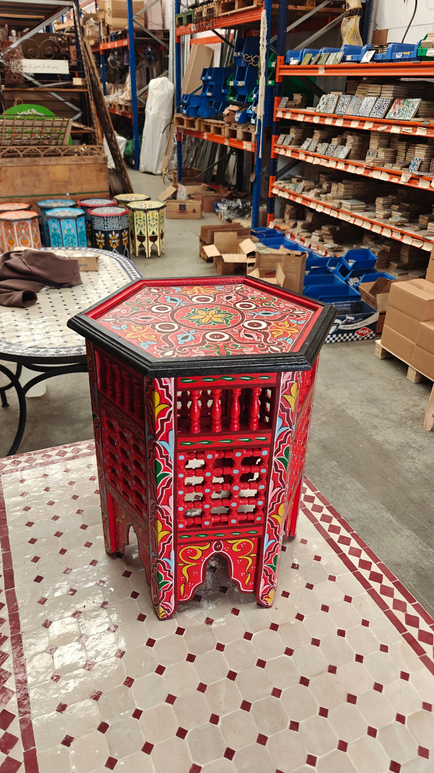 Mesita árabe hexagonal con celosía roja | Decoración marroquí