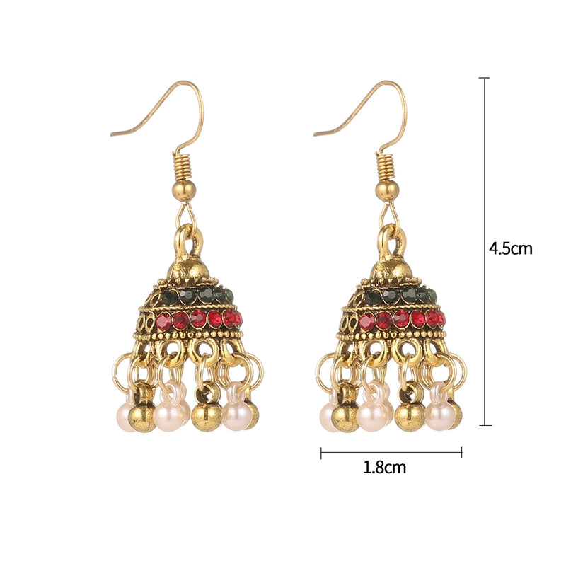 Boucles d'oreilles ethniques en or avec détails en perles et cristaux rouges et verts