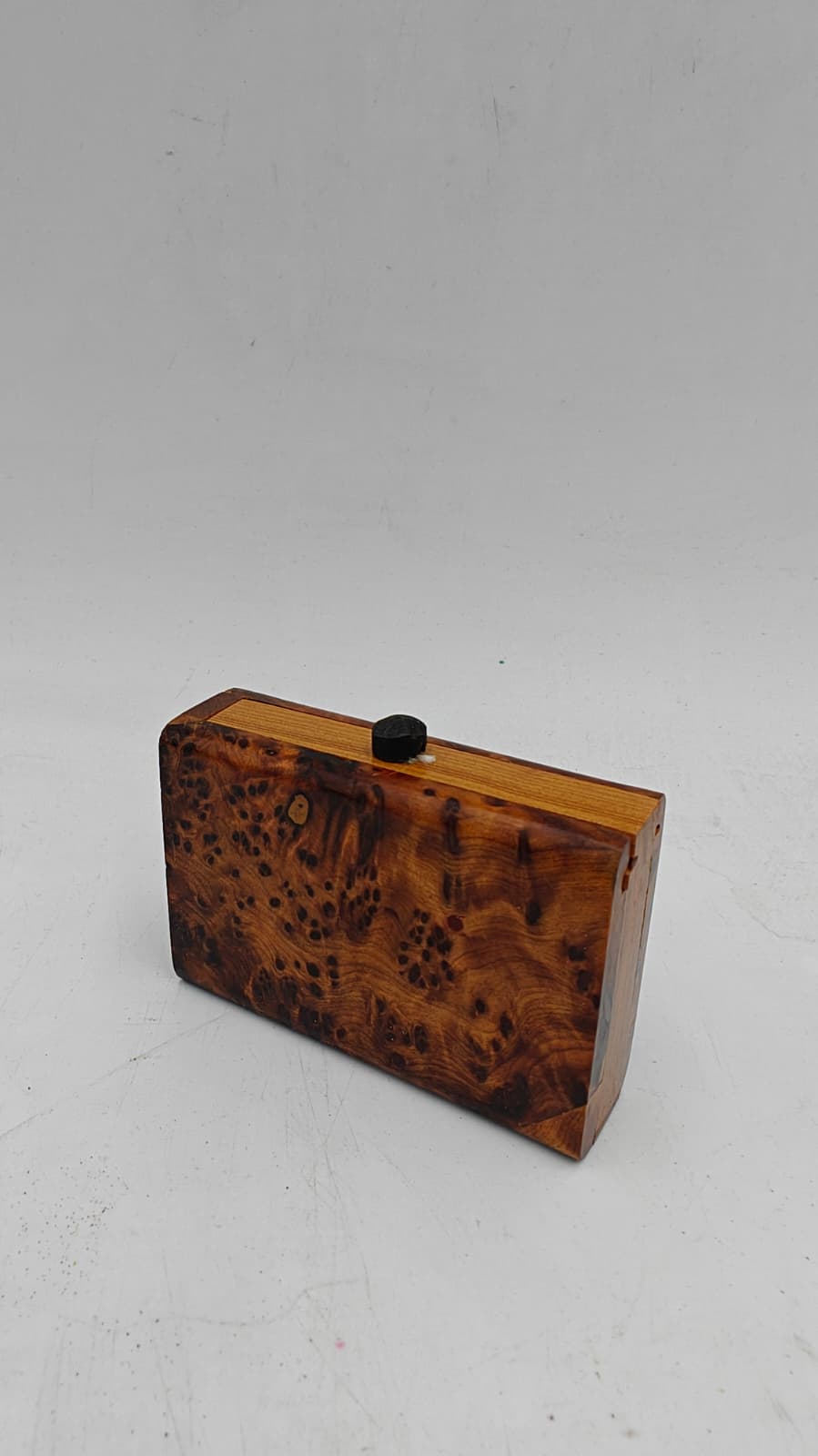 Caja sorpresa de serpiente artesanal en madera de raíz de tuya marroquí, cerrada, sobre fondo blanco