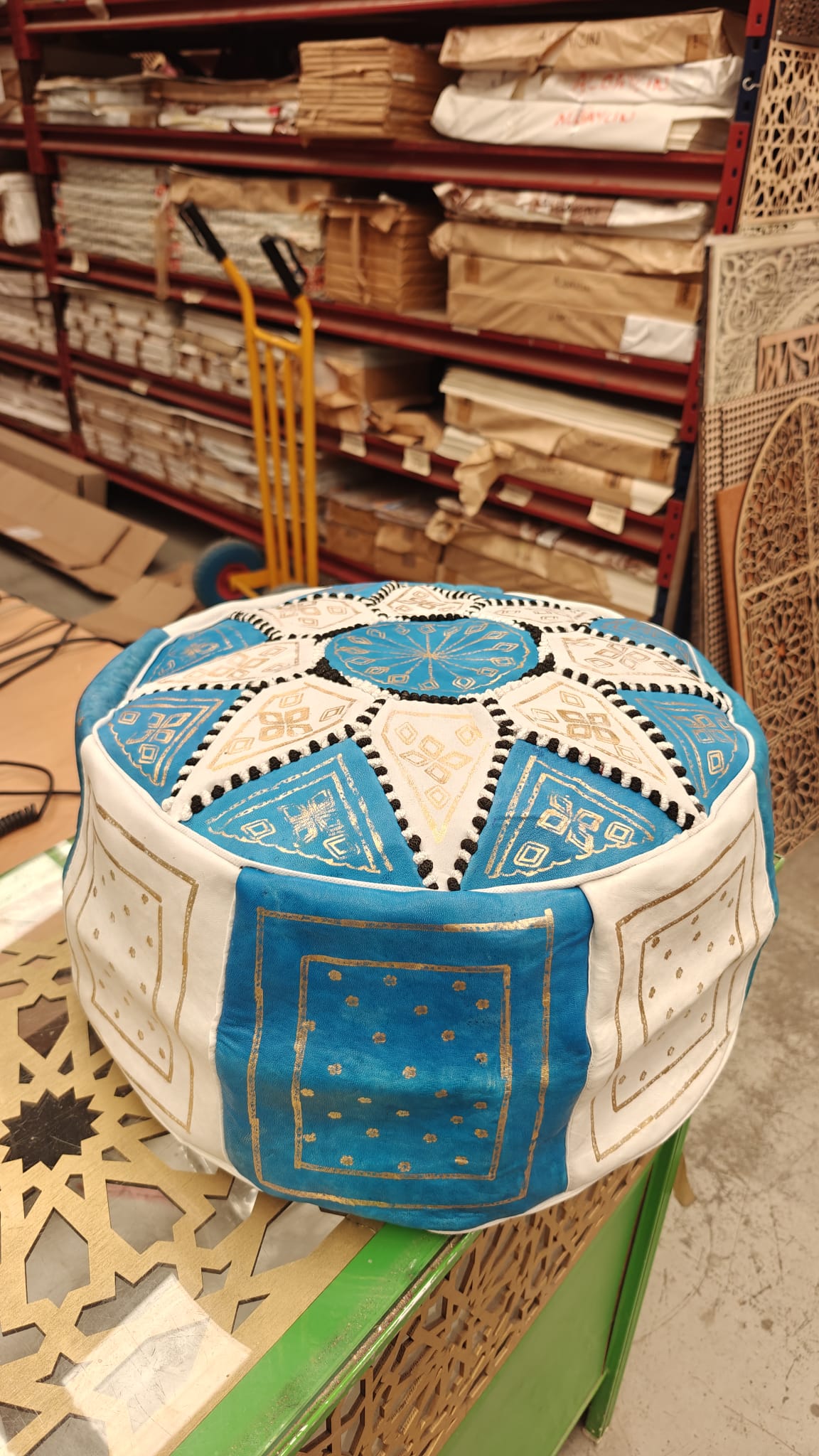 Puff marroquí artesanal en cuero azul cielo con bordados dorados y mosaico de colores, modelo Laun Azrak Samawi