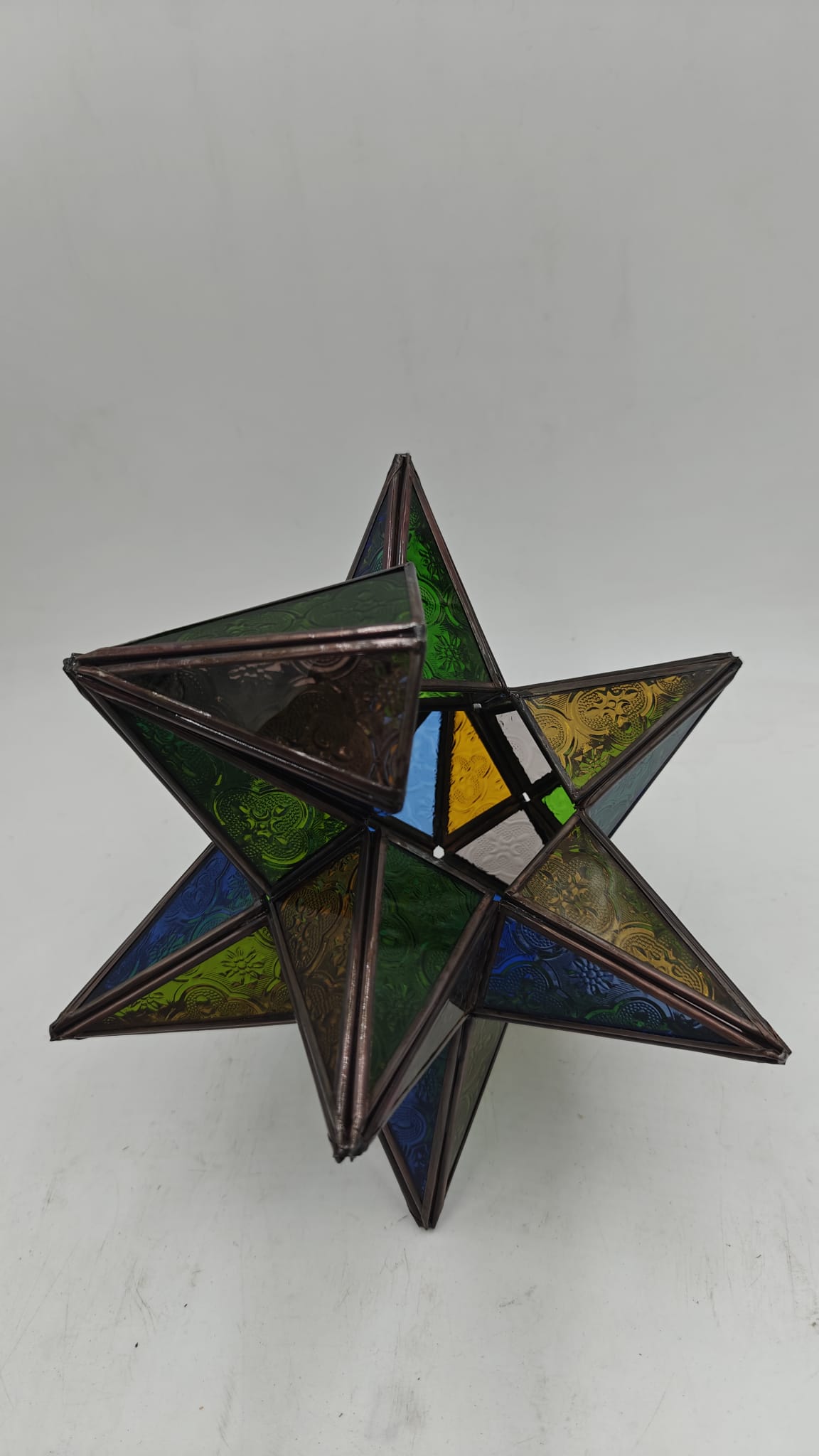 Lámpara estrella árabe de cristal vidriado multicolor vista lateral, estructura de metal bronce envejecido, artesanía marroquí de Fez