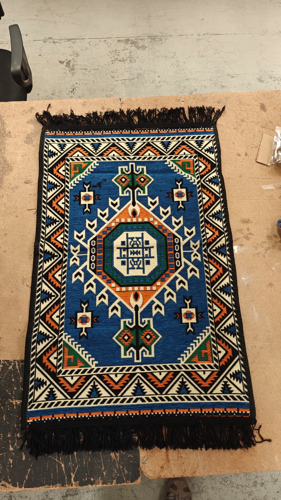 Alfombra tapiz turca kilim 60x90 cm color azul con motivos geométricos otomanos y flecos negros