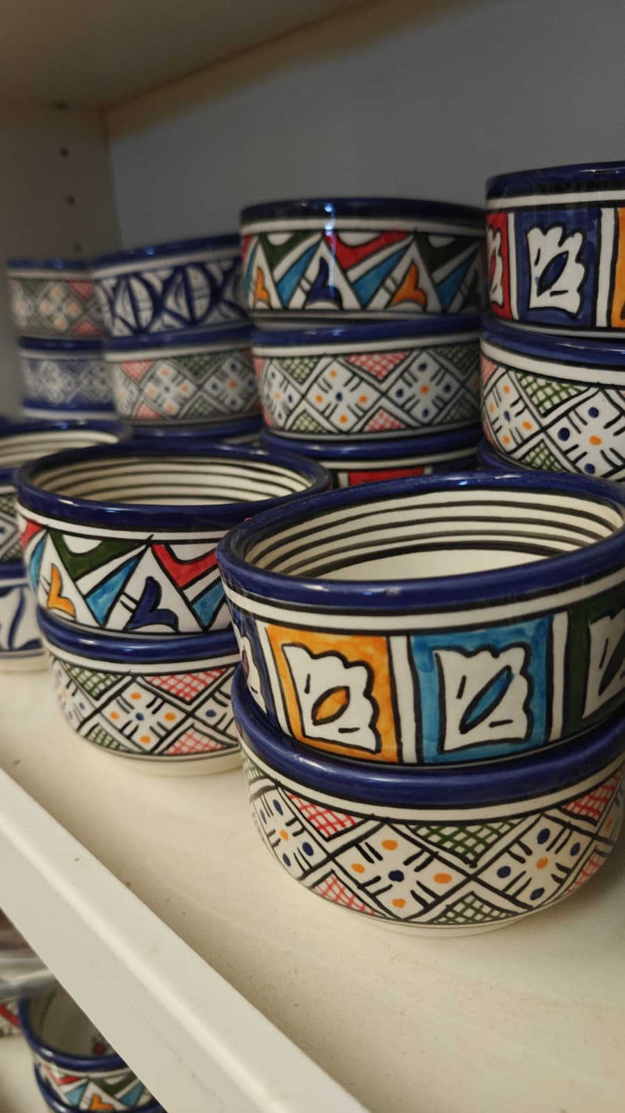 Cuenco de cerámica blanca de Fez con motivos multicolor pintados a mano