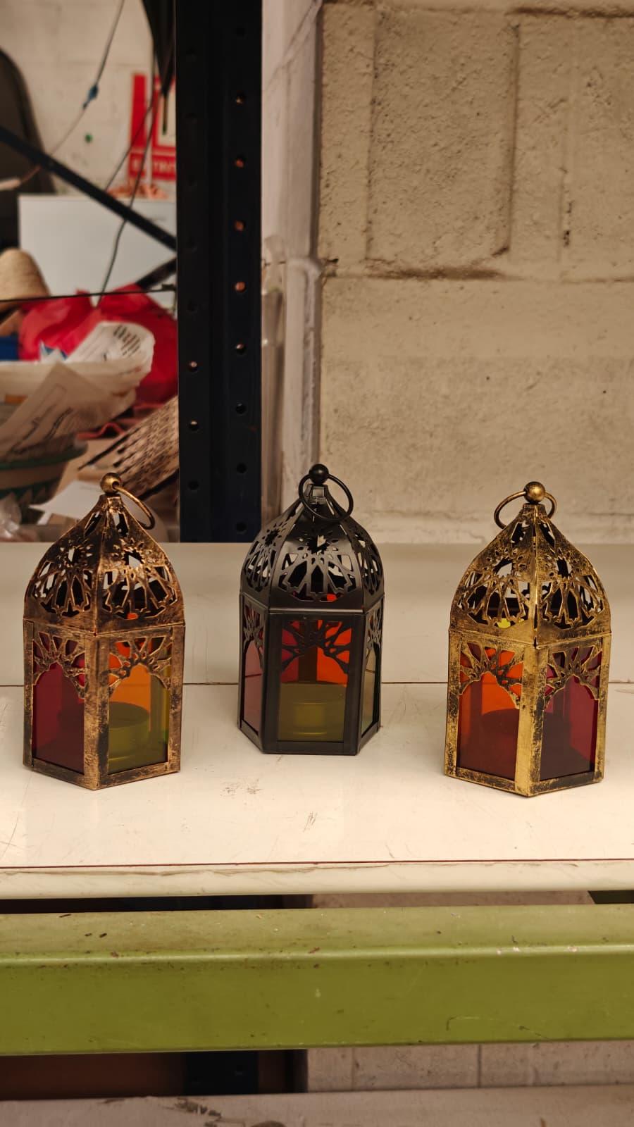 Fotografía original del pack de tres farolillos con acabados cobre, negro y dorado y cristales multicolor.