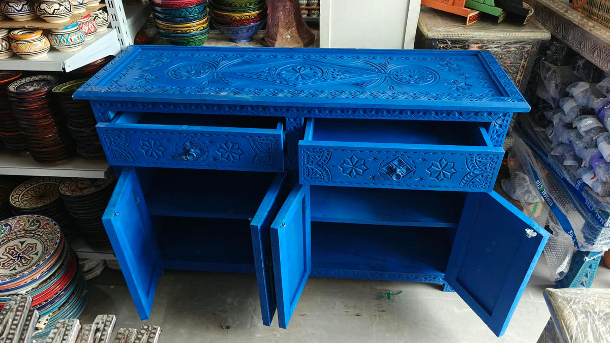 Interior del aparador azul con los dos cajones y las cuatro puertas abiertos y baldas visibles