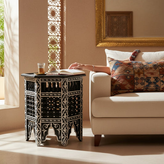 Decoración marroquí mesa hexagonal de madera negra y blanca con celosía mashrabiya y arabescos pintados a mano.
