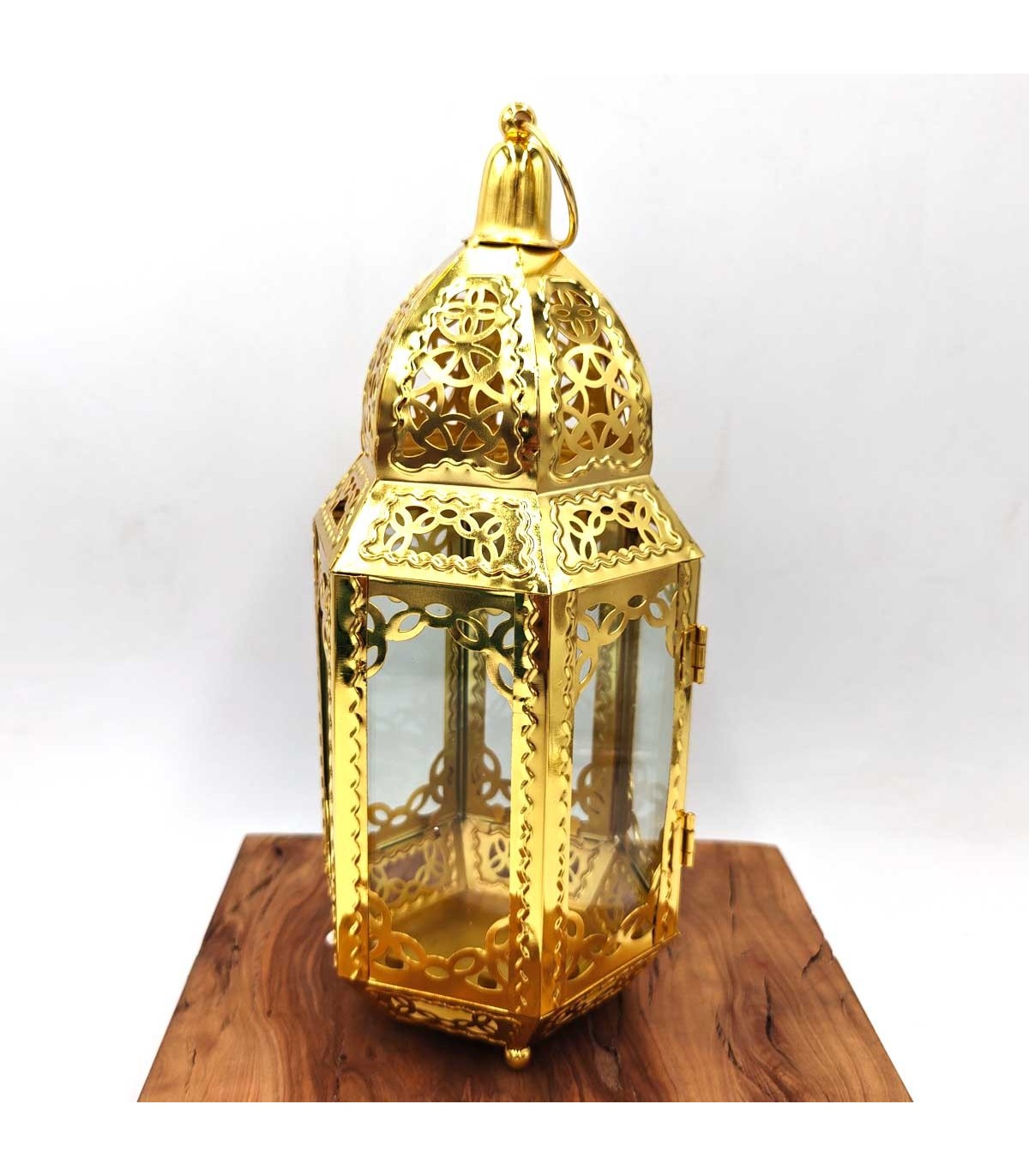 Farol de metal dorado con paneles transparentes, cúpula calada, puerta lateral y anilla superior