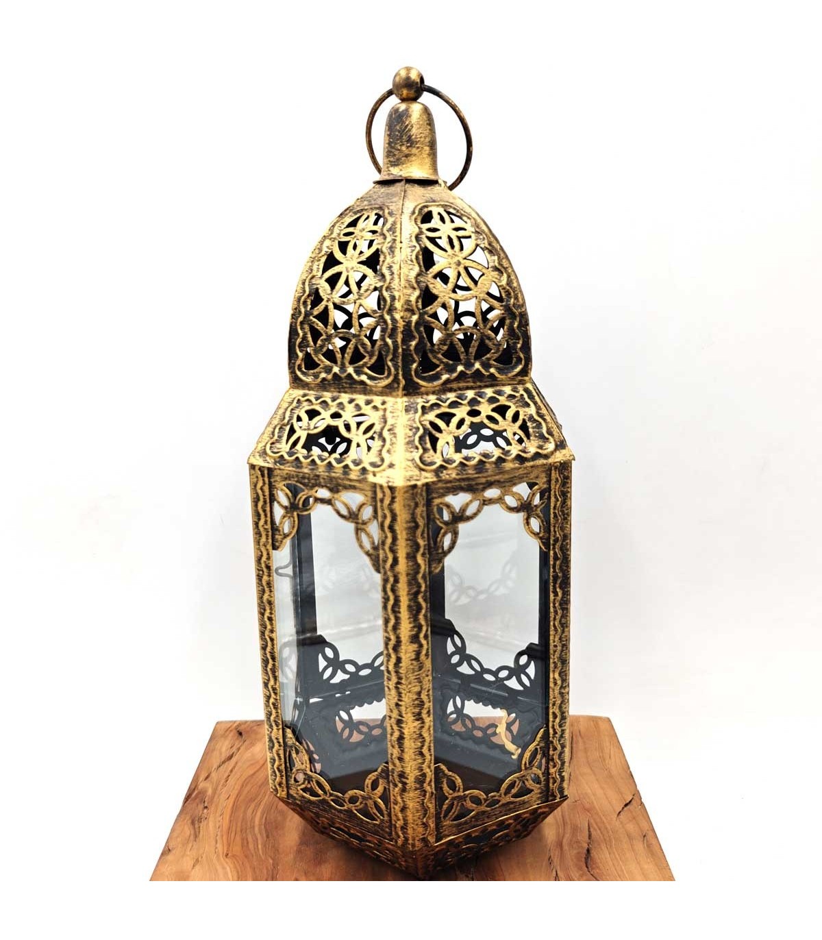 Farol dorado envejecido con cuerpo facetado, paneles transparentes y cúpula de motivos florales calados