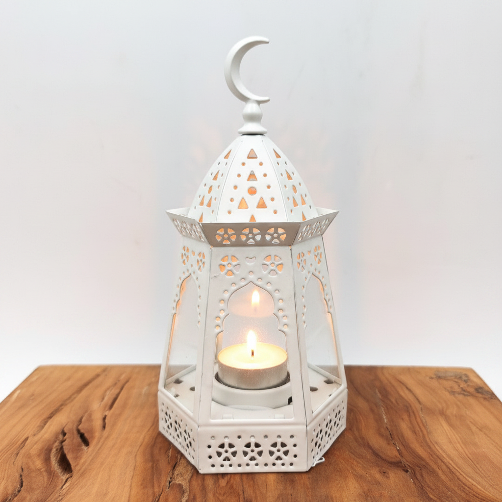 Farolillo árabe calado blanco con vela encendida, juegos de sombras, decoración Ramadán