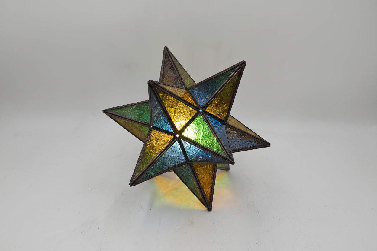 Lámpara estrella árabe de cristal vidriado multicolor y metal bronce envejecido, forma de estrella de 12 puntas, sobre fondo blanco, artesanía marroquí de Fez