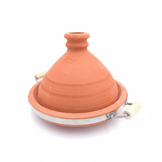 Tajin de arcilla artesanal marroquí sobre fondo blanco, iluminación profesional de producto