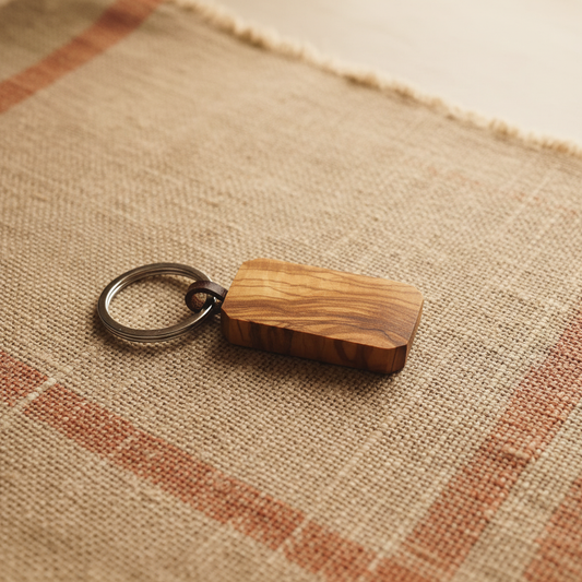 Llavero rectangular olivo lifestyle mediterráneo - artesanía natural sobre superficie rústica