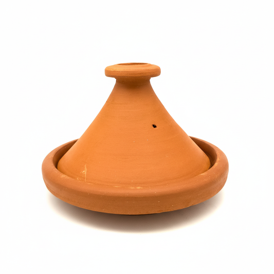 Tajín árabe de arcilla rústica sobre fondo blanco, iluminación profesional de producto