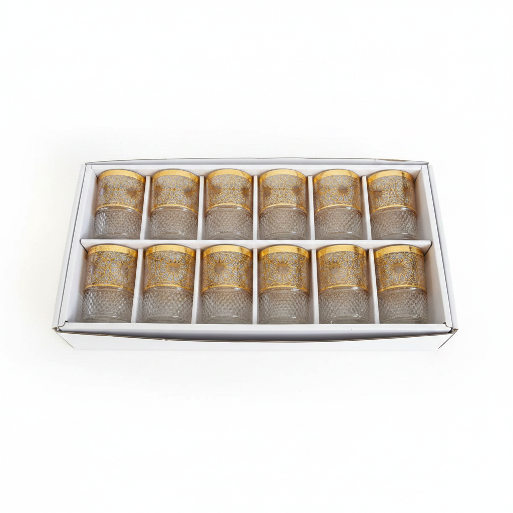 Set de 12 vasos de té marroquí con grabado dorado sobre fondo blanco, fotografía de producto profesional