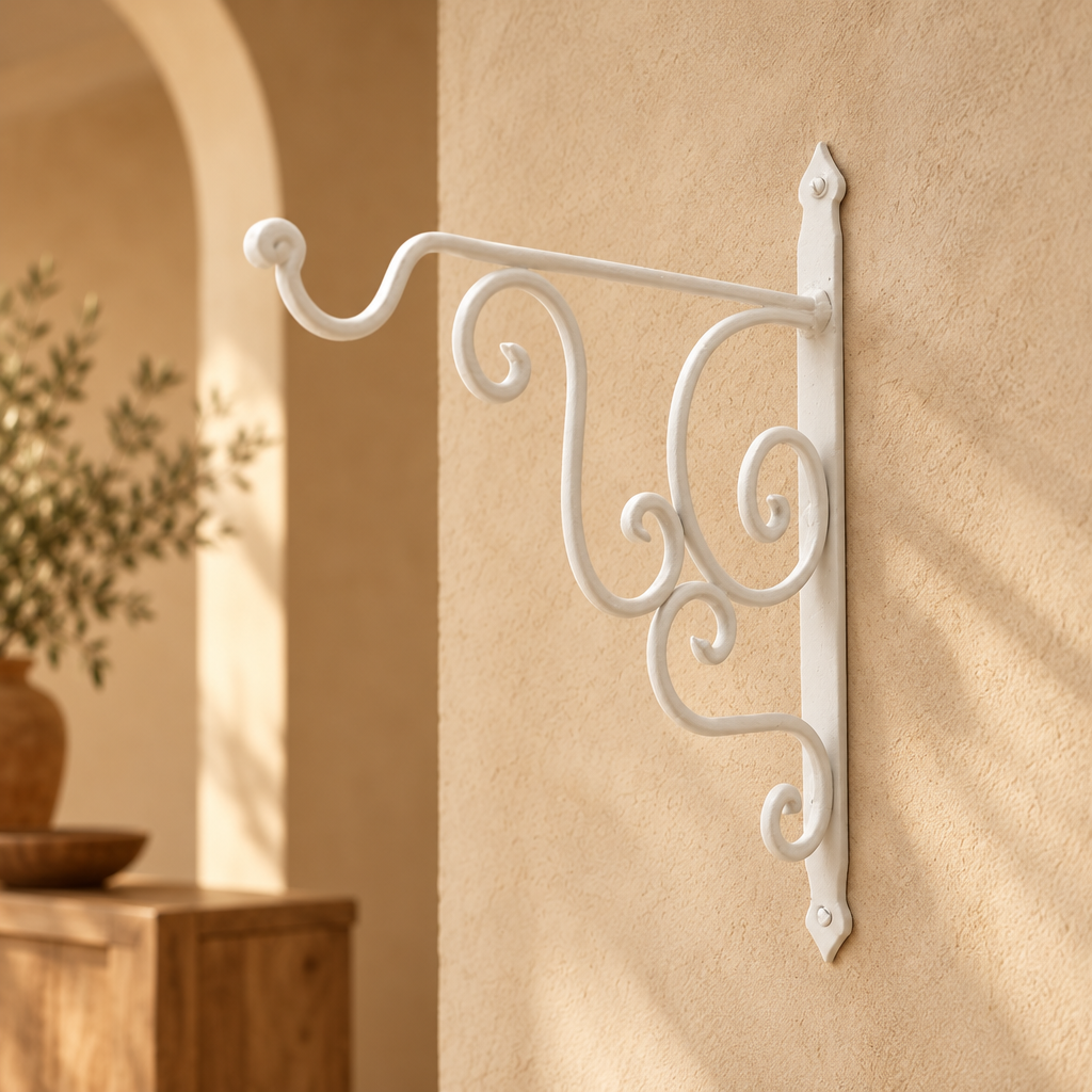 Gancho de forja blanco en una pared de ambiente andalusí minimalista