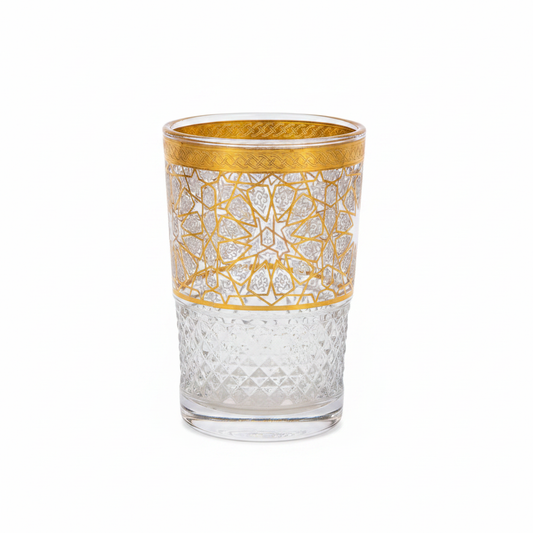 Vaso de té marroquí artesanal de 120 ml con grabado geométrico dorado sobre fondo blanco