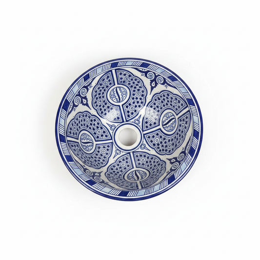 Lavabo artesanal marroquí de cerámica azul cobalto y blanco con diseños geométricos pintados a mano en Fez – fondo blanco