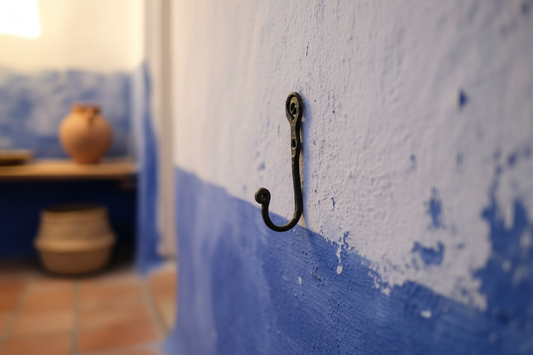 Colgador hierro forjado marroquí lifestyle pared azul Chefchaouen decoración boho rústica