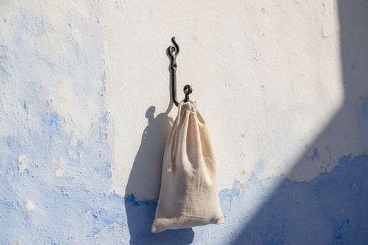 Colgador hierro forjado marroquí lifestyle pared azul Chefchaouen decoración boho
