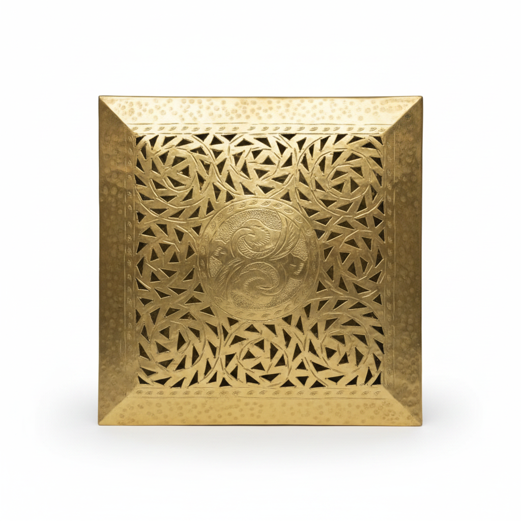Plafón árabe cuadrado latón dorado calado artesanal marroquí modelo Aqhawan sobre fondo blanco, disponible de 20x20 a 100x100 cm