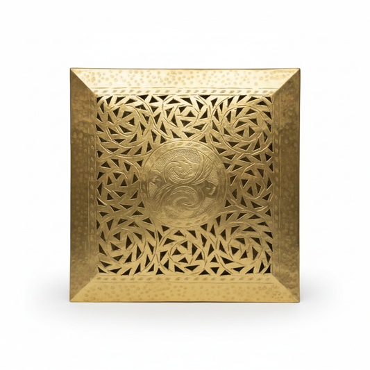 Plafón árabe cuadrado latón dorado calado artesanal marroquí modelo Aqhawan sobre fondo blanco, disponible de 20x20 a 100x100 cm