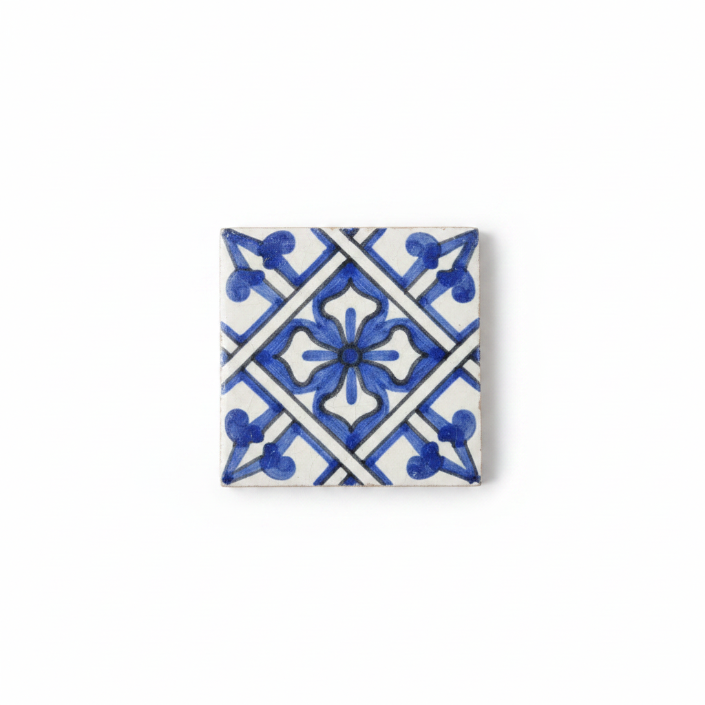 Azulejo andalusí mini artesanal 5x5 cm con patrón geométrico azul y blanco sobre fondo blanco, fotografía de producto profesional