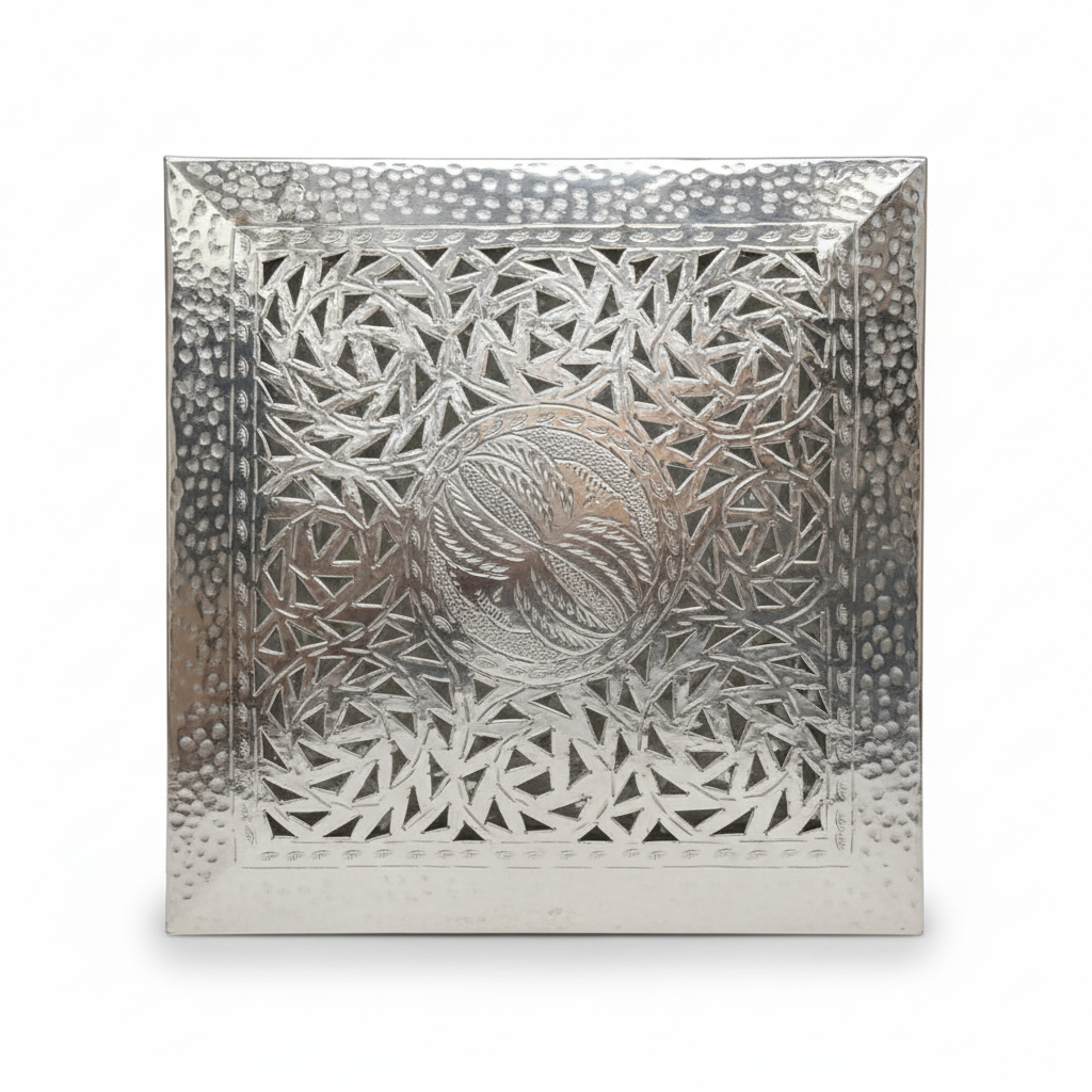 Plafón árabe cuadrado metal plateado calado artesanal marroquí modelo Aqhawan sobre fondo blanco