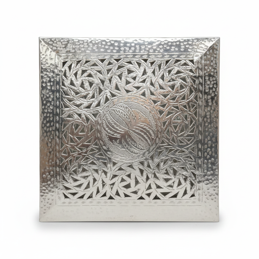 Plafón árabe cuadrado metal plateado calado artesanal marroquí modelo Aqhawan sobre fondo blanco