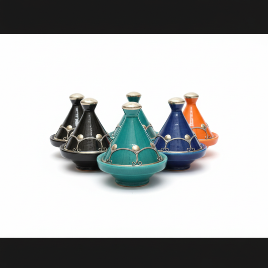 Mini tajines marroquíes hechos a mano para especias y aperitivos en varios colores sobre fondo blanco