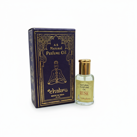 Aceite de Perfume Natural Chakra Musk 10ml con caja sobre fondo blanco profesional - Fotografía de producto de cosmética natural
